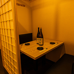 お客様にぴったりのお席でご案内致します！落ち着いた雰囲気且つ、お洒落な店内は、デート・合コン・女子会など、シーンを選らばずお楽しみいただけます！