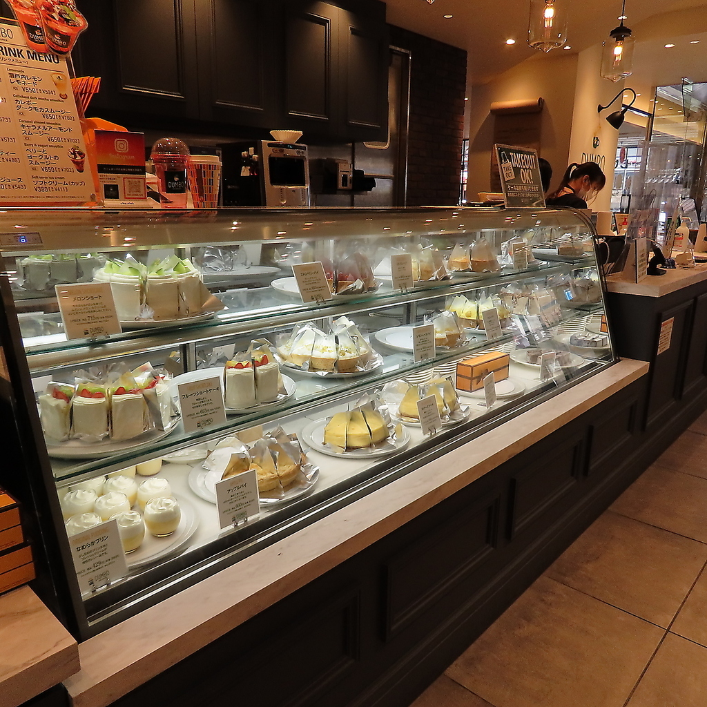 カフェやデザートのお店【ダンボ】ケーキやカフェさらに軽食などテラス席で優雅な時間を楽しめる