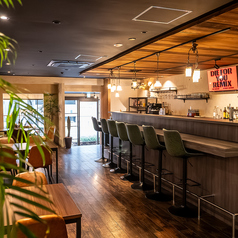 種類豊富なズラリと並ぶカウンター席。二軒目のBAR使いとしての利用もおすすめです