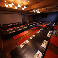 【最大40名様まで対応可能の大宴会会場】堀りごたつタイプのお席は足をおろしてゆったりおくつろぎ頂けようになっております。お得な飲み放題付きの宴会コースはリーズナブルなコースから豪華内容のコースまで様々なシーンに合わせて豊富にご用意しております。企業様のご宴会、新年会、忘年会、大学の打ち合わせなどに◎