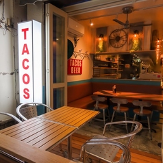 肴町の心地よい夜風を感じながら、テキーラと本格タコスを気楽に味わえるテラス席。店内の温かな明かりと活気も感じられる、まさに街中のオアシスです。仕事終わりのサク飲みや、ディナー前の乾杯に心地よく寄り添います。
