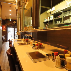 【落ち着いた趣のある店内♪】温かい照明に照らされた店内にあるのは穏やかな雰囲気＆趣のあるカウンターのお席！ゆったりとした空間でお食事をお楽しみいただけます★