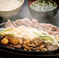 ステーキ・ミックスホルモン定食