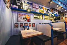 無骨な波打つ屋根材が渋い席。装飾も楽しんで。ダーツ、ビリヤードが目の前にあるのですぐ遊べちゃいます！