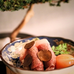 白老和牛の炙り 黒トリュフと地鶏卵~すき焼き風~