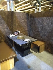 広々としたテーブル席は、背の高いボックスタイプでご用意しております。周囲を気にせず、ご家族やご友人との日常使いに最適です。上質な焼肉の旨味をじっくりと堪能したいデートや、少人数の集まりにもぴったり◎