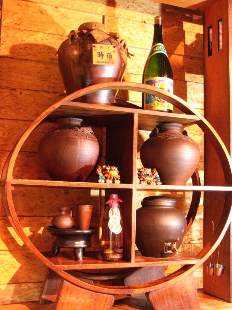 【カウンター】1階カウンター席の前に飾られている泡盛・ハブ酒たち☆