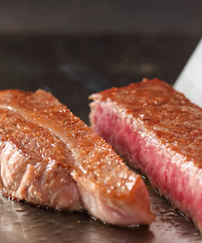 最上階の景色とともに、シェフが目の前で焼き上げる鉄板焼を堪能する特別なひととき