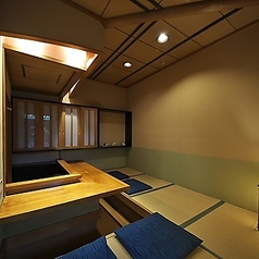 当店では、4名掛けの個室席を2つご用意しております。プライベートな空間で、心ゆくまでお楽しみいただけます。料理はお酒との相性も抜群で、特別なひとときにぴったりです。完全個室の落ち着いた雰囲気の中で、心温まるお食事をお楽しみください。大切な方との素敵な時間をお過ごしください。