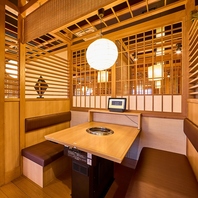 暖かい照明に包まれたプライベート空間へご案内します