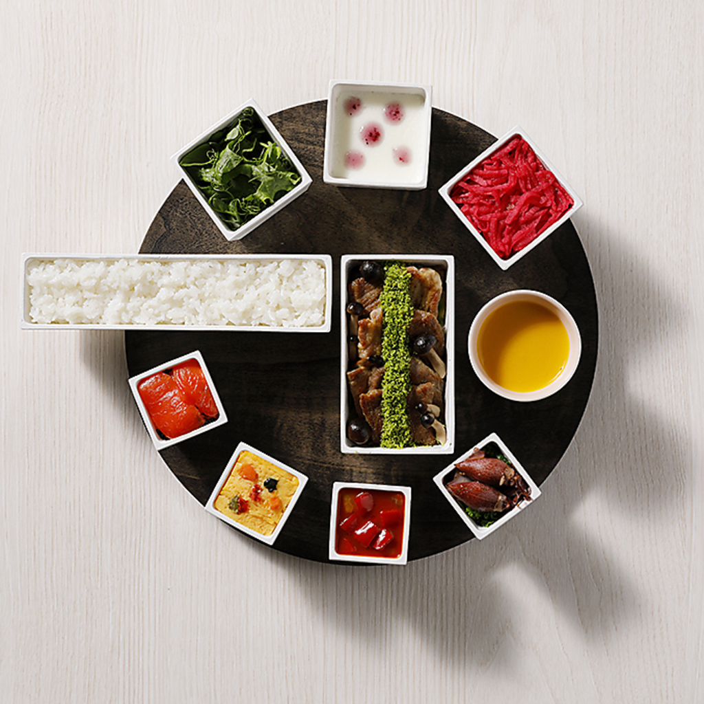 「富山の旬の彩り“コンポジション”プレート」富山の全15市町村から取り寄せた食材を使用しています