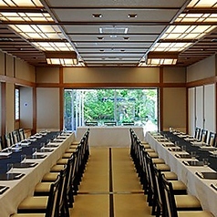 【妙高】10～60名の椅子席をご用意しているお部屋。正面には日本庭園が広がる大広間は、大人数でも開放感のある空間でお過ごしいただけます。※小部屋料金　お一人様300円（税込）頂戴いたします。