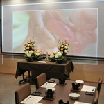 プロジェクターやマイクが無料でご利用いただけます！会社の宴会や、大人数の飲み会などにぜひ◎