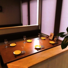 木の温もりが心地よい、大人のモダンな雰囲気が漂う広々としたテーブル席です。柔らかな照明が空間を優しく包み込み、ご家族での団欒やご友人との集まりなど、ゆったりと食事を楽しむのに最適です。最大6名様までご利用可能なゆとりある設計で、時間を忘れて熊本の美酒とこだわりの炭火焼き料理をご堪能いただけます。