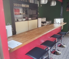 人気のカウンター席は４席ございます。