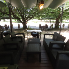 ラウンジサイト◎ウッドデッキに設置された、海外リゾートのような雰囲気のソファ席です。当施設で一番人気のエリアで、おしゃれな空間でBBQを楽しみたい方にぴったり。夕暮れ時にはロマンチックな雰囲気になります♪