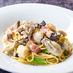 北海道サロマ湖産カキとホタテ、「農家のベーコン」のクリームソース