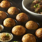 会津屋では、シンプルで旨味のあるたこ焼きをそのまま食べるスタイルをご提案。お好みで酢醤油やソース、一味を合わせて頂くと、またいつもと違う一面を覗かせてくれるでしょう。たこ焼きの原型「元祖ラヂオ焼き」の味わいも合わせてお楽しみ下さい。