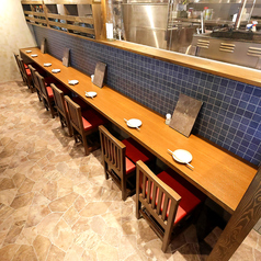 カウンターからは藁焼きの調理風景が見られます！