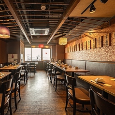 30席の宴会テーブル席。昭和レトロな雰囲気が味わえます。美味しいお酒とお食事をお楽しみ下さい☆旬の食材を使用した自慢のお料理と豊富な種類のドリンクをお楽しみ頂ける飲み放題付宴会コースを各種ご用意しています。ダブルデートや女子会でのあったか鍋パーティにもおすすめ◎