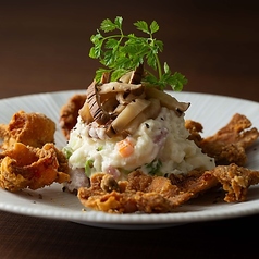 パリパリ鶏皮といぶりがっこのポテトサラダ