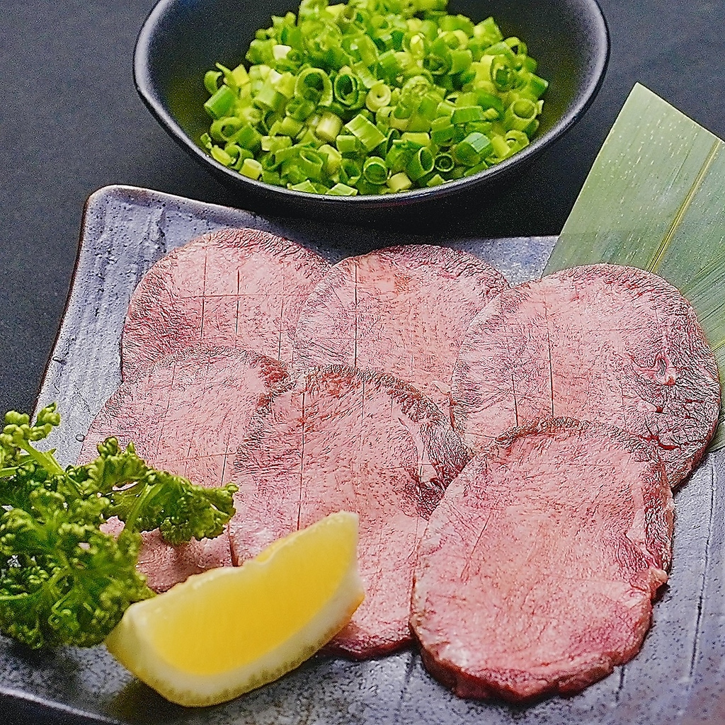 鮮度抜群の自慢のお肉！特上カルビ、上タンなど様々ご用意しております。ぜひご賞味ください！