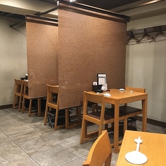 【2F/テーブル席】自分のペースで過ごせるため家族や友人との団らんに最適です。一貫ずつ出てくるカウンターと違い、盛り合わせで一度に運ばれてくるワクワク感やサイドメニューを気兼ねなく頼める気軽さも大きな魅力です。※階段からのご案内となりますのでご了承ください