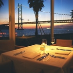 窓からのぞく瀬戸内海と淡路島の美しい風景をお楽しみください。記念日やデートなどにも大人気です。