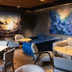 現代アート作品を眺めることのできる洗練された店内から、広々とくつろげるソファ席!都会の喧騒を忘れて、静かなひとときを過ごせる空間で、デートや女子会など特別な1日を楽しめる♪