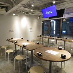 会社宴会、デートや女子会、合コンなどにもピッタリのPOPな店内♪おしゃれな空間で素敵なひとときをお過ごしください◎