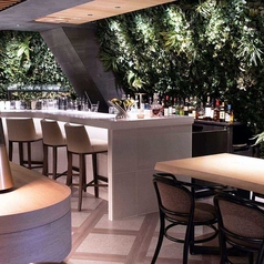 新宿駅ほど近くに佇む大人の隠れ家のような店内から、ゆっくりと時間が過ぎるのを楽しめるカウンター席!空間を引き立てる大理石のカウンターで、こだわりのドリンクや料理を満喫できる◎