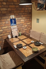 こじんまりとしたプライベート空間。落ち着いた雰囲気のなかでのサシ飲みで会話が弾みます