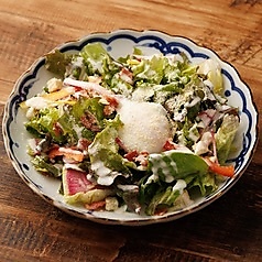 彩り野菜の温玉シーザーサラダ