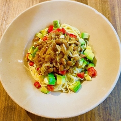 昔ながらの納豆とアボカドのパスタ