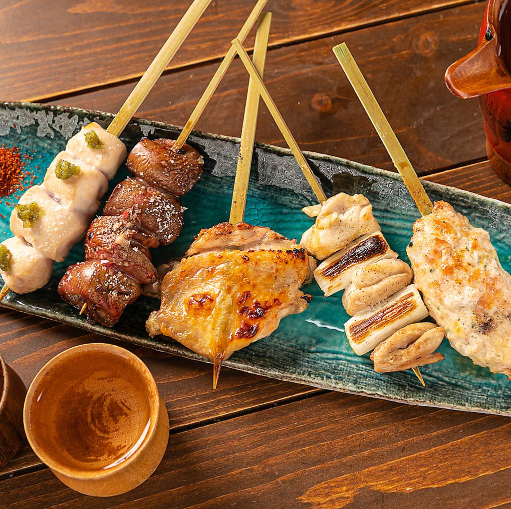 鳥取大山鶏を使用して、一本一本丁寧に焼き上げた焼き鳥は口の中で上質な味が溢れ出します。