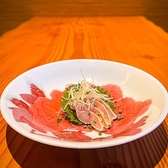 新鮮な海鮮が贅沢に盛り付けられています。色鮮やかな皿の上に、繊細な刺身が並び、見るだけで食欲をそそります。口に入れると、海の幸の豊かな味わいが広がり、まるで海の香りを感じるかのようです。新鮮さと美しさが融合した一皿です。