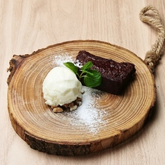 復活!ヴァローナチョコの温かいテリーヌ ミルクのアイス添え