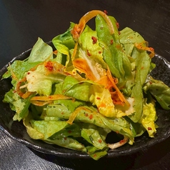 シャキシャキ食感と自家製ドレッシングのコリヤンサラダ