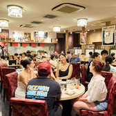 輝く看板が目立つ専用階段を降りると、シャンデリアが煌めく白を基調にした明るく清潔な開放感ある空間が広がります。2名、4名、6名、8名、10~20名など様々な人数に合わせたテーブル完備!!様々なシチュエーションでの宴会に◎店内奥にはドア付きの個室もありますので、ぜひお問い合わせください♪