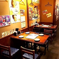 懐かしさを感じさせる明るい店内