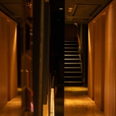 店舗奥の階段から２・3階へ。ラグジュアリーな個室で上質な和牛焼肉をお楽しみください