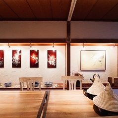 窓の向こうに静かに広がるお庭を眺めながら、ゆったりとお食事をお楽しみいただけるテーブル席をご用意しております。自然の彩りとやさしい光が差し込む空間は、心をほどくようなひとときを演出し、大切な方とのご会食や記念日にも最適です。