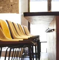 ビールサーバーや調理も見ながら気軽に楽しめるカウンター席。デートや記念日、お仕事帰りのチョイ飲みにも◎