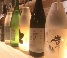 店主地元の広島や各種道外の地酒を入れ替わりでご用意!