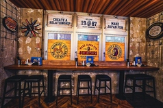 壁寄りカウンター。目の前にダーツ、ビリヤードがあるので遊びながらも飲めちゃいます！