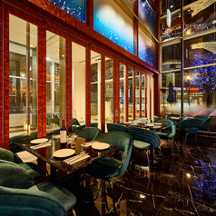 2名様の記念日から大人数の宴会まで、青の世界と大理石が織りなす空間はあらゆる集まりを華やかに彩ります。プライベート感を重視した少人数席や、一体感を楽しめるロングテーブルなど、用途に合わせた最適な席をご案内。洗練されたイタリアンと充実のワインと共に、大切な人たちと贅沢な夜をお愉しみいただけます。