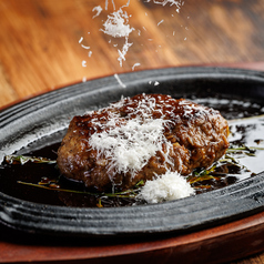 チーズで仕上げるアツアツ鉄板ハンバーグ