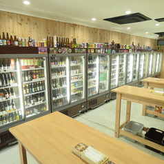 ２階席はスタンドタイプのお席です！1000種類クラフトビールの中からお気に入りの一品を選びながらお楽しみ頂けます♪