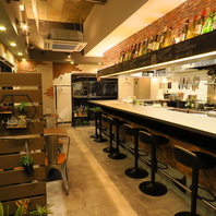 カウンターのお席も広々使えます