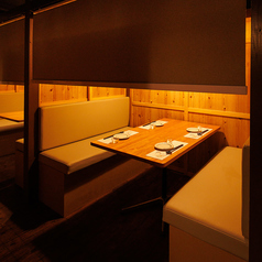 【テーブル席】プライベートな空間で、大切な人と語り合うのにおすすめの完全個室です。人数などお気軽にお問い合わせください。